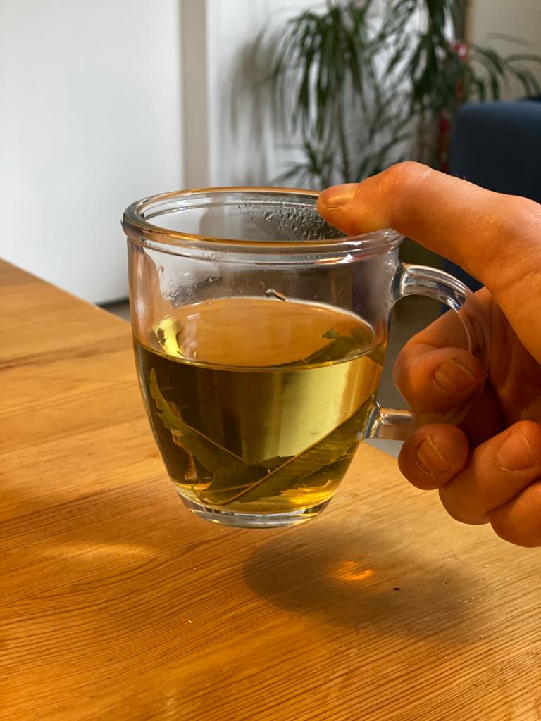 De correcte manier om een kop thee op te tillen met een tennisarm